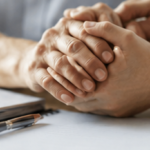 Illustration de l’administration de biens et de la personne représentant un accompagnement humain et juridique dans la protection des personnes vulnérables.