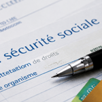 Illustration du droit de la sécurité sociale avec un document administratif, un stylo et des formulaires relatifs aux droits sociaux.