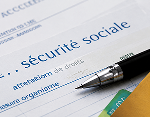 Illustration du droit de la sécurité sociale avec un document administratif, un stylo et des formulaires relatifs aux droits sociaux.